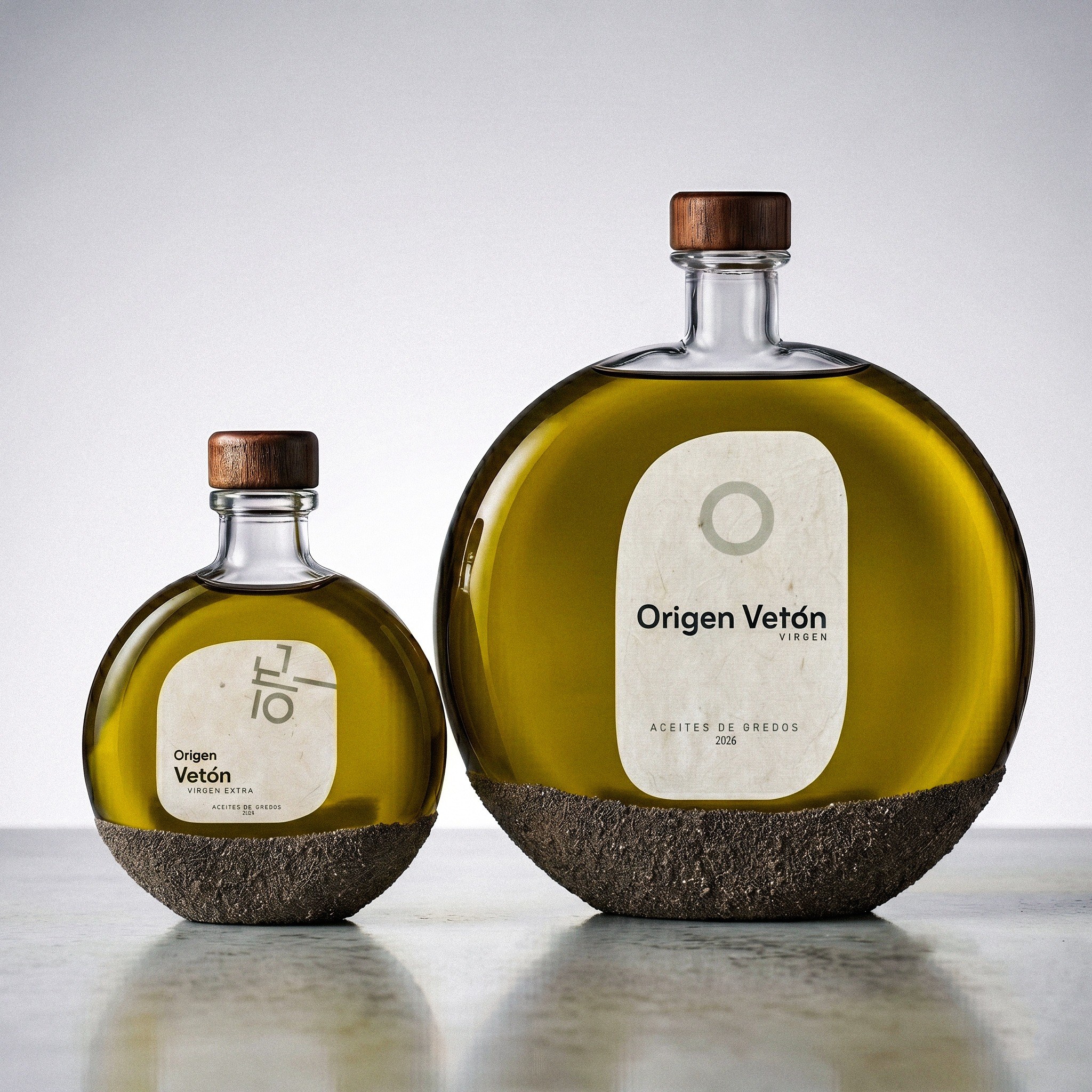 Dos botellas de aceite Origen Vetón con base de tierra, concepto aceite con raíz